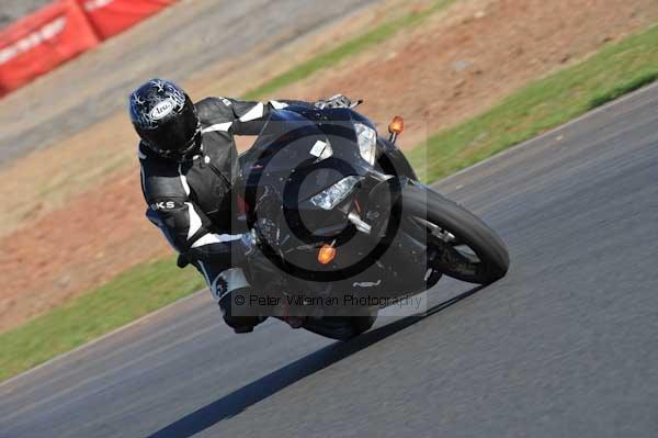 Mallory park Leicestershire;Mallory park photographs;Motorcycle action photographs;event digital images;eventdigitalimages;mallory park;no limits trackday;peter wileman photography;trackday;trackday digital images;trackday photos