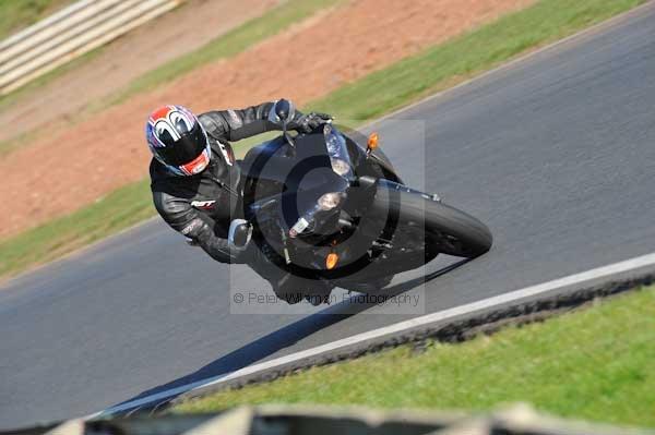 Mallory park Leicestershire;Mallory park photographs;Motorcycle action photographs;event digital images;eventdigitalimages;mallory park;no limits trackday;peter wileman photography;trackday;trackday digital images;trackday photos
