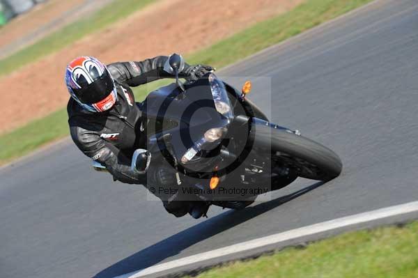 Mallory park Leicestershire;Mallory park photographs;Motorcycle action photographs;event digital images;eventdigitalimages;mallory park;no limits trackday;peter wileman photography;trackday;trackday digital images;trackday photos