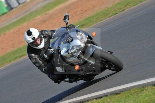 Mallory park Leicestershire;Mallory park photographs;Motorcycle action photographs;event digital images;eventdigitalimages;mallory park;no limits trackday;peter wileman photography;trackday;trackday digital images;trackday photos