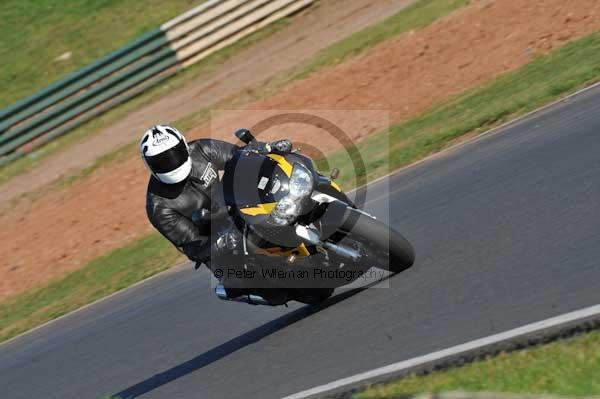 Mallory park Leicestershire;Mallory park photographs;Motorcycle action photographs;event digital images;eventdigitalimages;mallory park;no limits trackday;peter wileman photography;trackday;trackday digital images;trackday photos