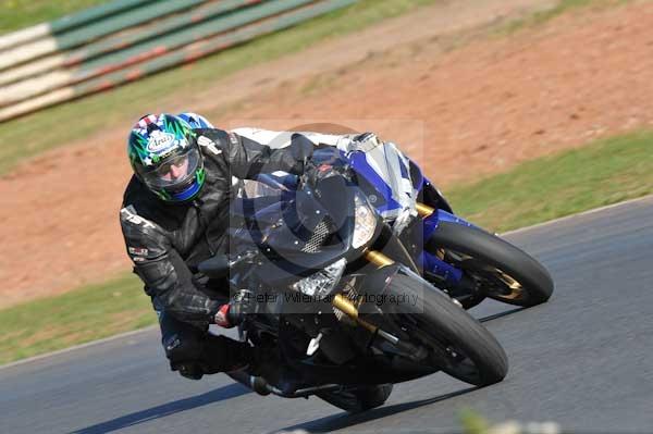 Mallory park Leicestershire;Mallory park photographs;Motorcycle action photographs;event digital images;eventdigitalimages;mallory park;no limits trackday;peter wileman photography;trackday;trackday digital images;trackday photos