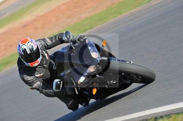 Mallory park Leicestershire;Mallory park photographs;Motorcycle action photographs;event digital images;eventdigitalimages;mallory park;no limits trackday;peter wileman photography;trackday;trackday digital images;trackday photos