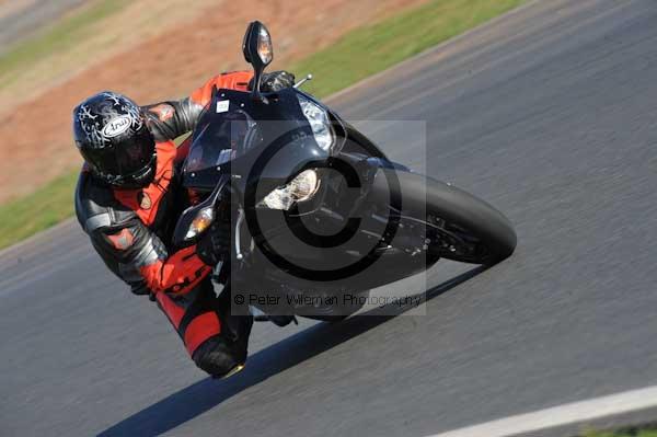 Mallory park Leicestershire;Mallory park photographs;Motorcycle action photographs;event digital images;eventdigitalimages;mallory park;no limits trackday;peter wileman photography;trackday;trackday digital images;trackday photos