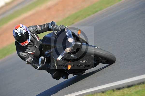 Mallory park Leicestershire;Mallory park photographs;Motorcycle action photographs;event digital images;eventdigitalimages;mallory park;no limits trackday;peter wileman photography;trackday;trackday digital images;trackday photos