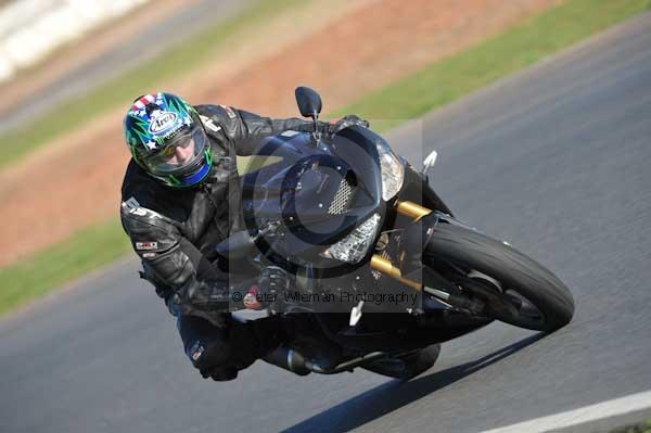 Mallory park Leicestershire;Mallory park photographs;Motorcycle action photographs;event digital images;eventdigitalimages;mallory park;no limits trackday;peter wileman photography;trackday;trackday digital images;trackday photos
