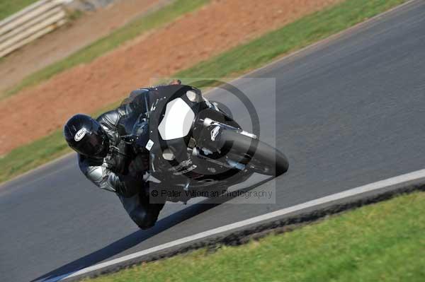 Mallory park Leicestershire;Mallory park photographs;Motorcycle action photographs;event digital images;eventdigitalimages;mallory park;no limits trackday;peter wileman photography;trackday;trackday digital images;trackday photos