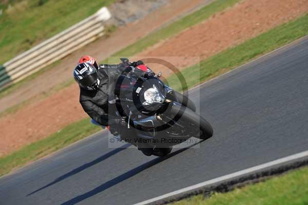 Mallory park Leicestershire;Mallory park photographs;Motorcycle action photographs;event digital images;eventdigitalimages;mallory park;no limits trackday;peter wileman photography;trackday;trackday digital images;trackday photos