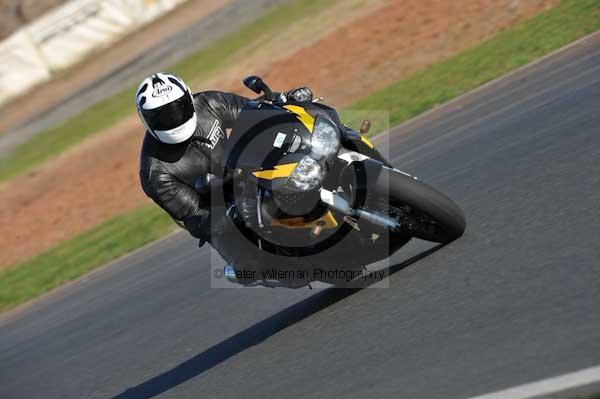 Mallory park Leicestershire;Mallory park photographs;Motorcycle action photographs;event digital images;eventdigitalimages;mallory park;no limits trackday;peter wileman photography;trackday;trackday digital images;trackday photos