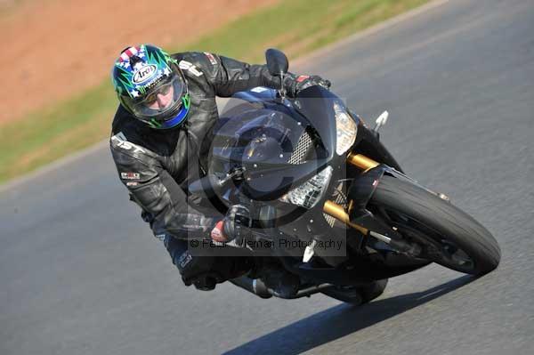 Mallory park Leicestershire;Mallory park photographs;Motorcycle action photographs;event digital images;eventdigitalimages;mallory park;no limits trackday;peter wileman photography;trackday;trackday digital images;trackday photos