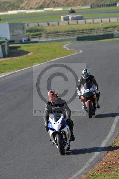 Mallory park Leicestershire;Mallory park photographs;Motorcycle action photographs;event digital images;eventdigitalimages;mallory park;no limits trackday;peter wileman photography;trackday;trackday digital images;trackday photos
