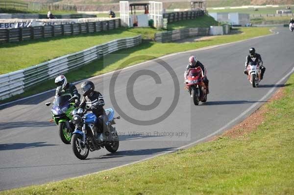 Mallory park Leicestershire;Mallory park photographs;Motorcycle action photographs;event digital images;eventdigitalimages;mallory park;no limits trackday;peter wileman photography;trackday;trackday digital images;trackday photos