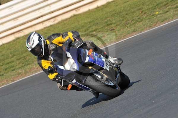 Mallory park Leicestershire;Mallory park photographs;Motorcycle action photographs;event digital images;eventdigitalimages;mallory park;no limits trackday;peter wileman photography;trackday;trackday digital images;trackday photos