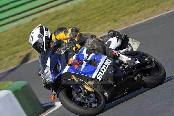 Mallory park Leicestershire;Mallory park photographs;Motorcycle action photographs;event digital images;eventdigitalimages;mallory park;no limits trackday;peter wileman photography;trackday;trackday digital images;trackday photos