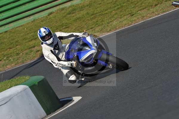 Mallory park Leicestershire;Mallory park photographs;Motorcycle action photographs;event digital images;eventdigitalimages;mallory park;no limits trackday;peter wileman photography;trackday;trackday digital images;trackday photos