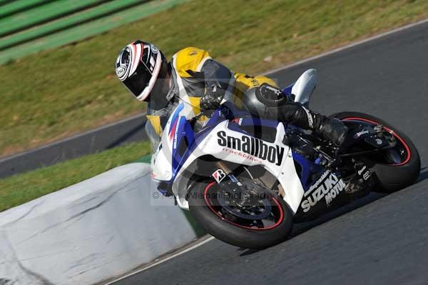 Mallory park Leicestershire;Mallory park photographs;Motorcycle action photographs;event digital images;eventdigitalimages;mallory park;no limits trackday;peter wileman photography;trackday;trackday digital images;trackday photos