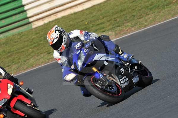 Mallory park Leicestershire;Mallory park photographs;Motorcycle action photographs;event digital images;eventdigitalimages;mallory park;no limits trackday;peter wileman photography;trackday;trackday digital images;trackday photos