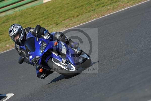 Mallory park Leicestershire;Mallory park photographs;Motorcycle action photographs;event digital images;eventdigitalimages;mallory park;no limits trackday;peter wileman photography;trackday;trackday digital images;trackday photos