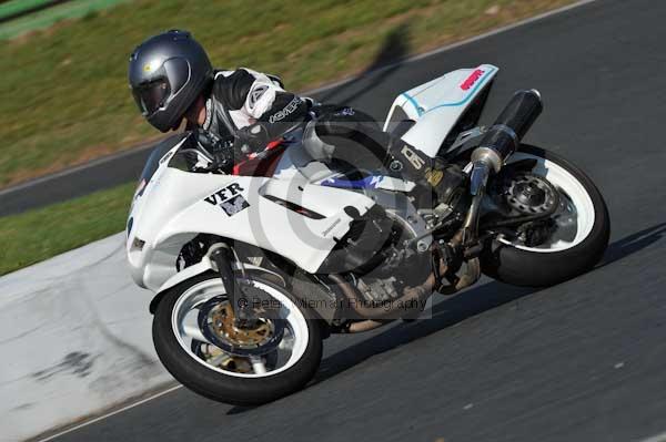 Mallory park Leicestershire;Mallory park photographs;Motorcycle action photographs;event digital images;eventdigitalimages;mallory park;no limits trackday;peter wileman photography;trackday;trackday digital images;trackday photos