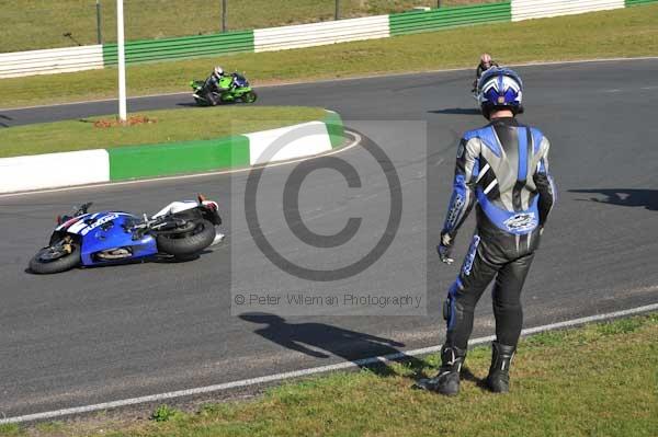 Mallory park Leicestershire;Mallory park photographs;Motorcycle action photographs;event digital images;eventdigitalimages;mallory park;no limits trackday;peter wileman photography;trackday;trackday digital images;trackday photos