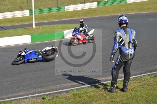 Mallory park Leicestershire;Mallory park photographs;Motorcycle action photographs;event digital images;eventdigitalimages;mallory park;no limits trackday;peter wileman photography;trackday;trackday digital images;trackday photos