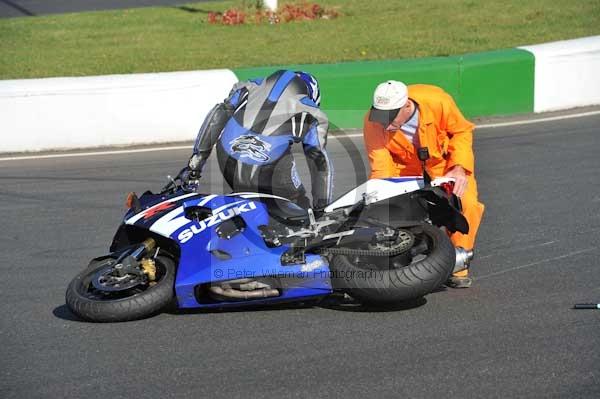 Mallory park Leicestershire;Mallory park photographs;Motorcycle action photographs;event digital images;eventdigitalimages;mallory park;no limits trackday;peter wileman photography;trackday;trackday digital images;trackday photos
