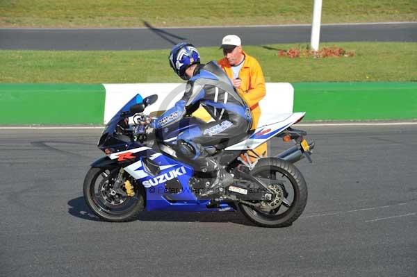 Mallory park Leicestershire;Mallory park photographs;Motorcycle action photographs;event digital images;eventdigitalimages;mallory park;no limits trackday;peter wileman photography;trackday;trackday digital images;trackday photos