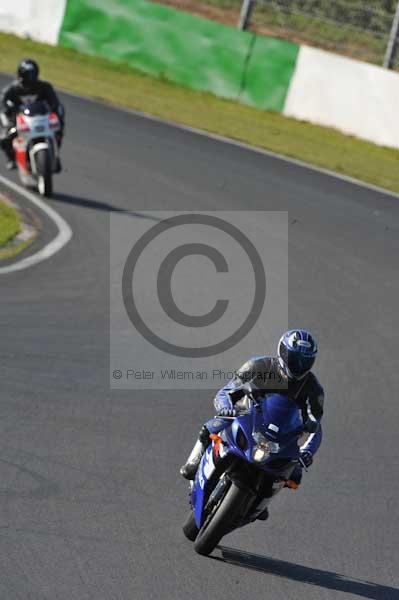 Mallory park Leicestershire;Mallory park photographs;Motorcycle action photographs;event digital images;eventdigitalimages;mallory park;no limits trackday;peter wileman photography;trackday;trackday digital images;trackday photos