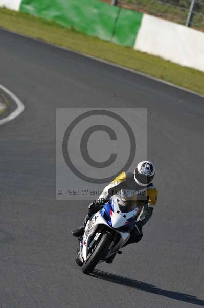 Mallory park Leicestershire;Mallory park photographs;Motorcycle action photographs;event digital images;eventdigitalimages;mallory park;no limits trackday;peter wileman photography;trackday;trackday digital images;trackday photos