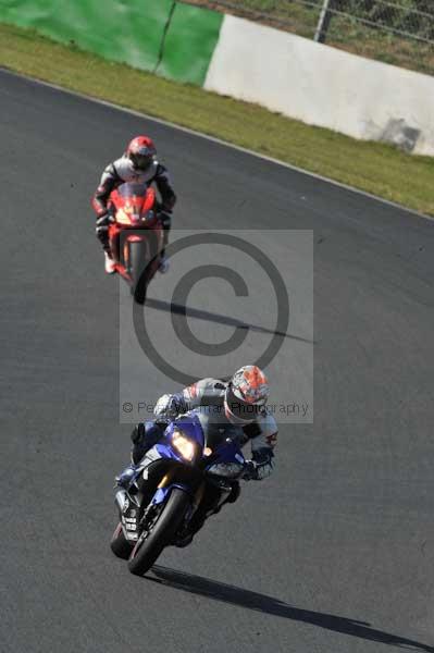 Mallory park Leicestershire;Mallory park photographs;Motorcycle action photographs;event digital images;eventdigitalimages;mallory park;no limits trackday;peter wileman photography;trackday;trackday digital images;trackday photos