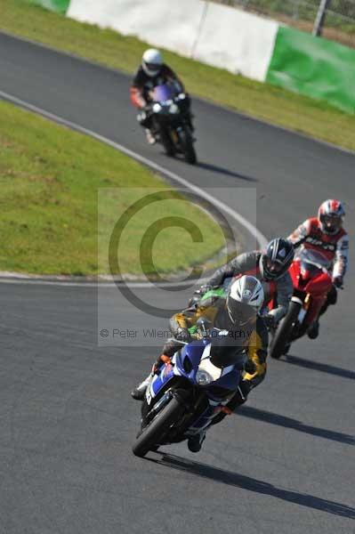 Mallory park Leicestershire;Mallory park photographs;Motorcycle action photographs;event digital images;eventdigitalimages;mallory park;no limits trackday;peter wileman photography;trackday;trackday digital images;trackday photos