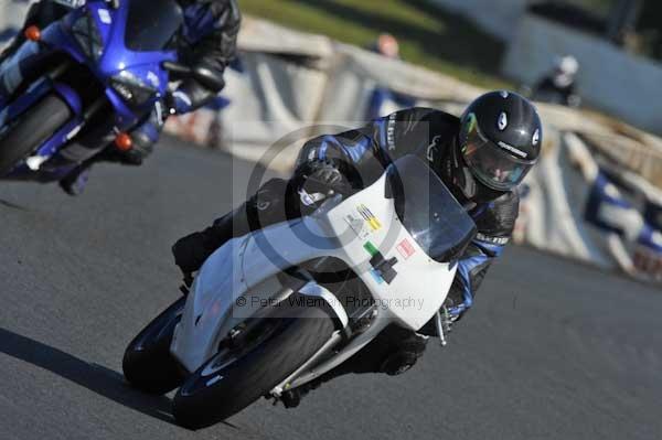 Mallory park Leicestershire;Mallory park photographs;Motorcycle action photographs;event digital images;eventdigitalimages;mallory park;no limits trackday;peter wileman photography;trackday;trackday digital images;trackday photos