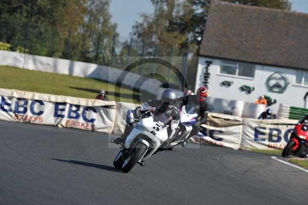 Mallory park Leicestershire;Mallory park photographs;Motorcycle action photographs;event digital images;eventdigitalimages;mallory park;no limits trackday;peter wileman photography;trackday;trackday digital images;trackday photos