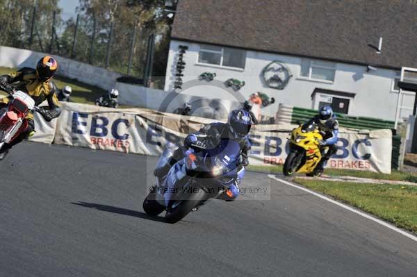 Mallory park Leicestershire;Mallory park photographs;Motorcycle action photographs;event digital images;eventdigitalimages;mallory park;no limits trackday;peter wileman photography;trackday;trackday digital images;trackday photos
