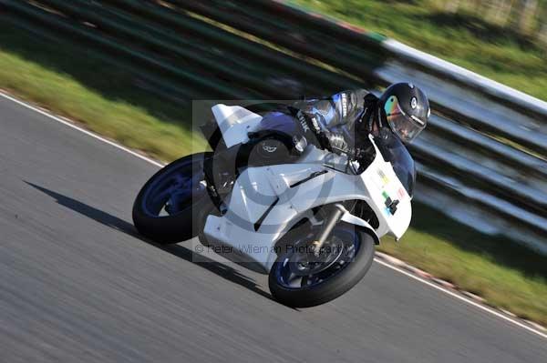 Mallory park Leicestershire;Mallory park photographs;Motorcycle action photographs;event digital images;eventdigitalimages;mallory park;no limits trackday;peter wileman photography;trackday;trackday digital images;trackday photos
