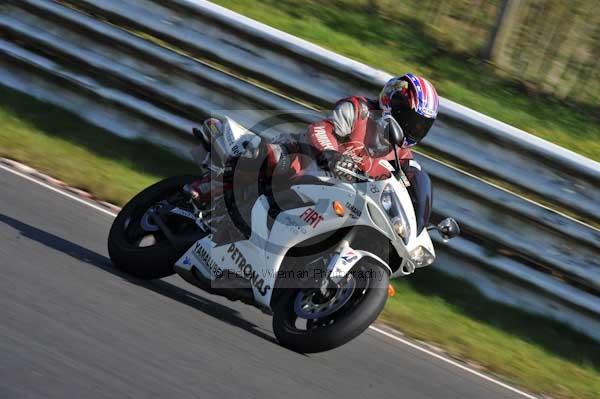 Mallory park Leicestershire;Mallory park photographs;Motorcycle action photographs;event digital images;eventdigitalimages;mallory park;no limits trackday;peter wileman photography;trackday;trackday digital images;trackday photos