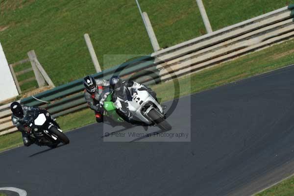 Mallory park Leicestershire;Mallory park photographs;Motorcycle action photographs;event digital images;eventdigitalimages;mallory park;no limits trackday;peter wileman photography;trackday;trackday digital images;trackday photos