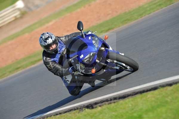 Mallory park Leicestershire;Mallory park photographs;Motorcycle action photographs;event digital images;eventdigitalimages;mallory park;no limits trackday;peter wileman photography;trackday;trackday digital images;trackday photos