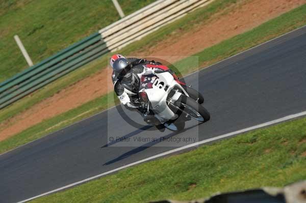 Mallory park Leicestershire;Mallory park photographs;Motorcycle action photographs;event digital images;eventdigitalimages;mallory park;no limits trackday;peter wileman photography;trackday;trackday digital images;trackday photos