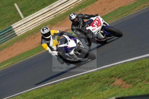 Mallory park Leicestershire;Mallory park photographs;Motorcycle action photographs;event digital images;eventdigitalimages;mallory park;no limits trackday;peter wileman photography;trackday;trackday digital images;trackday photos