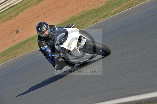 Mallory park Leicestershire;Mallory park photographs;Motorcycle action photographs;event digital images;eventdigitalimages;mallory park;no limits trackday;peter wileman photography;trackday;trackday digital images;trackday photos