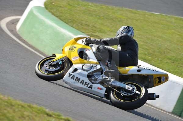 Mallory park Leicestershire;Mallory park photographs;Motorcycle action photographs;event digital images;eventdigitalimages;mallory park;no limits trackday;peter wileman photography;trackday;trackday digital images;trackday photos