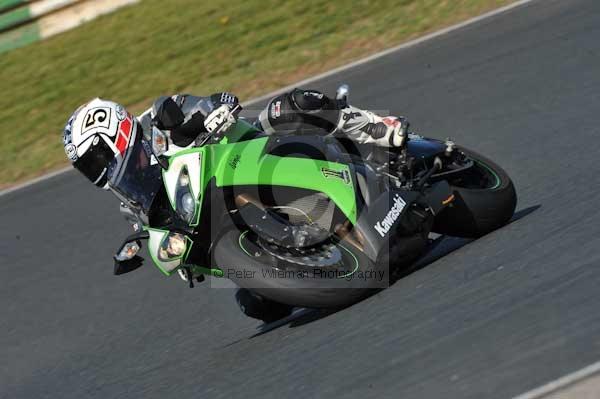 Mallory park Leicestershire;Mallory park photographs;Motorcycle action photographs;event digital images;eventdigitalimages;mallory park;no limits trackday;peter wileman photography;trackday;trackday digital images;trackday photos