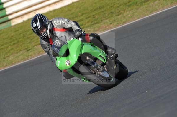 Mallory park Leicestershire;Mallory park photographs;Motorcycle action photographs;event digital images;eventdigitalimages;mallory park;no limits trackday;peter wileman photography;trackday;trackday digital images;trackday photos