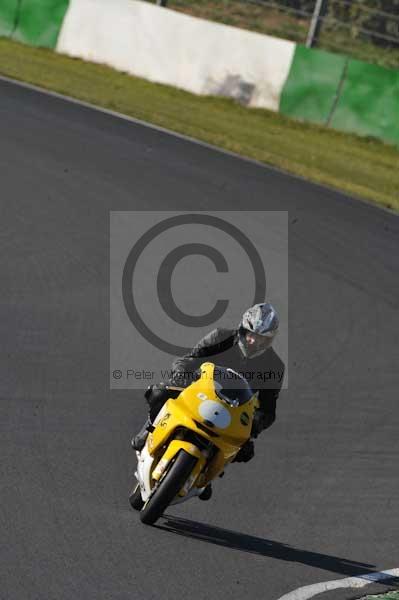Mallory park Leicestershire;Mallory park photographs;Motorcycle action photographs;event digital images;eventdigitalimages;mallory park;no limits trackday;peter wileman photography;trackday;trackday digital images;trackday photos