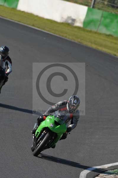 Mallory park Leicestershire;Mallory park photographs;Motorcycle action photographs;event digital images;eventdigitalimages;mallory park;no limits trackday;peter wileman photography;trackday;trackday digital images;trackday photos