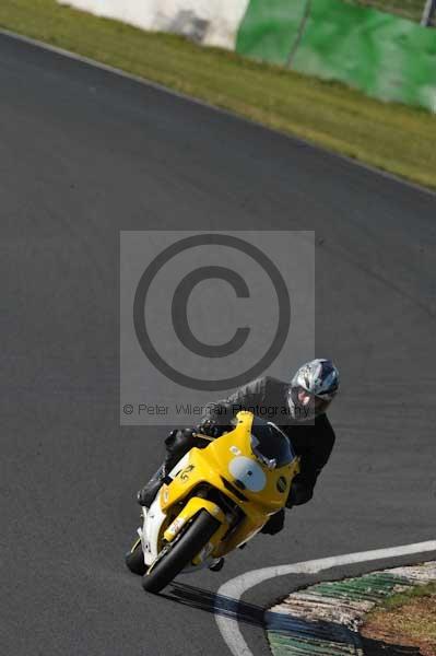 Mallory park Leicestershire;Mallory park photographs;Motorcycle action photographs;event digital images;eventdigitalimages;mallory park;no limits trackday;peter wileman photography;trackday;trackday digital images;trackday photos