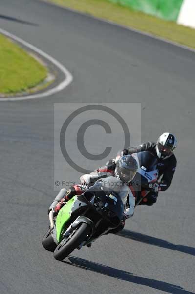 Mallory park Leicestershire;Mallory park photographs;Motorcycle action photographs;event digital images;eventdigitalimages;mallory park;no limits trackday;peter wileman photography;trackday;trackday digital images;trackday photos