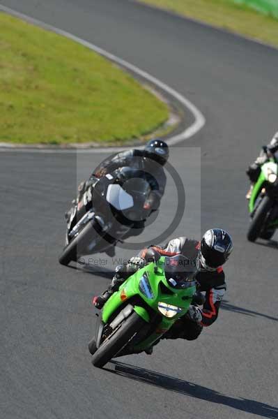 Mallory park Leicestershire;Mallory park photographs;Motorcycle action photographs;event digital images;eventdigitalimages;mallory park;no limits trackday;peter wileman photography;trackday;trackday digital images;trackday photos