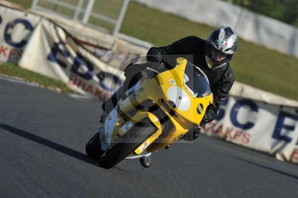 Mallory park Leicestershire;Mallory park photographs;Motorcycle action photographs;event digital images;eventdigitalimages;mallory park;no limits trackday;peter wileman photography;trackday;trackday digital images;trackday photos